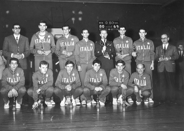 1965 Nazionale Militare: Costanzo (vice all.), Masini (Simmenthal), Albanese, Pellanera, col. Picchiottini, Velluti (Simmenthal), Spinetti, Paratore (all.), Gatti (All'Onestà), Ossola (All'Onestà), ?, Cosmelli, ?, “Mister” Crispi (mass.)